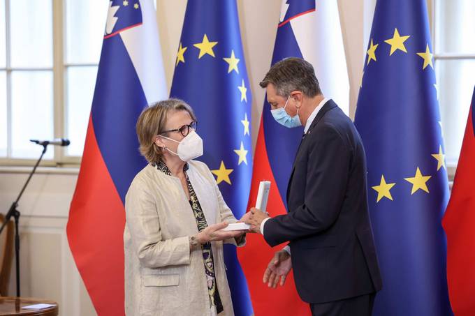 Predsednik Republike Slovenije Borut Pahor je danes na posebni slovesnosti v Predsedniški palači vročil državna odlikovanja - Bernarda Fink Inzko